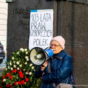 103 lata praw wyborczych Polek – happening babci Kasi