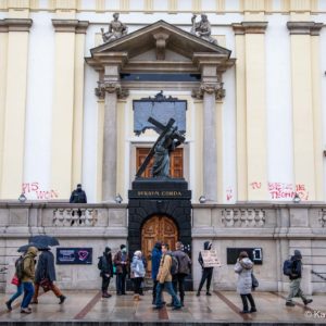 Podwójne standardy, protest przed kościołem Św. Krzyża