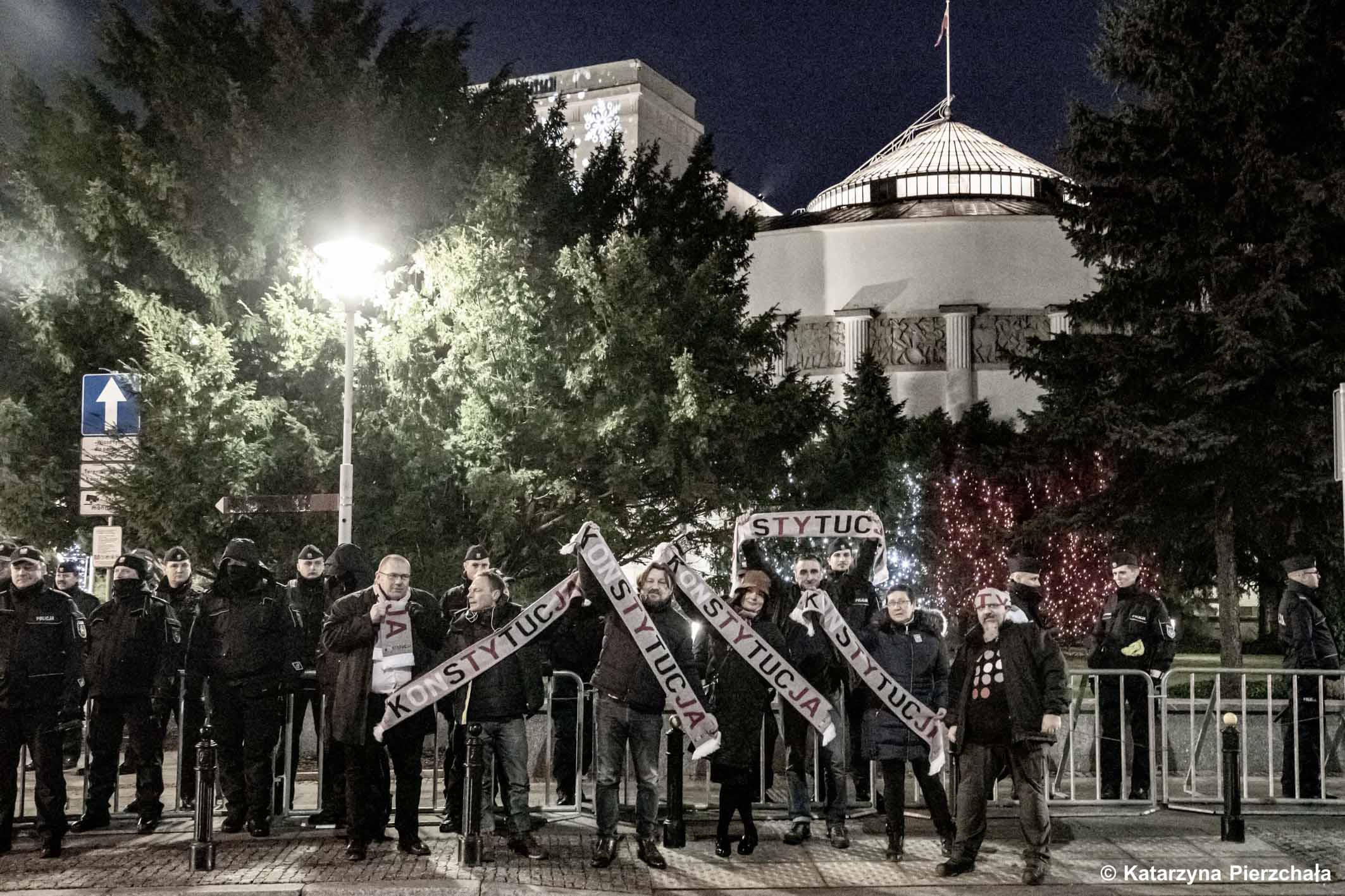 Protest przed Sejmem w obronie wolnych sądów