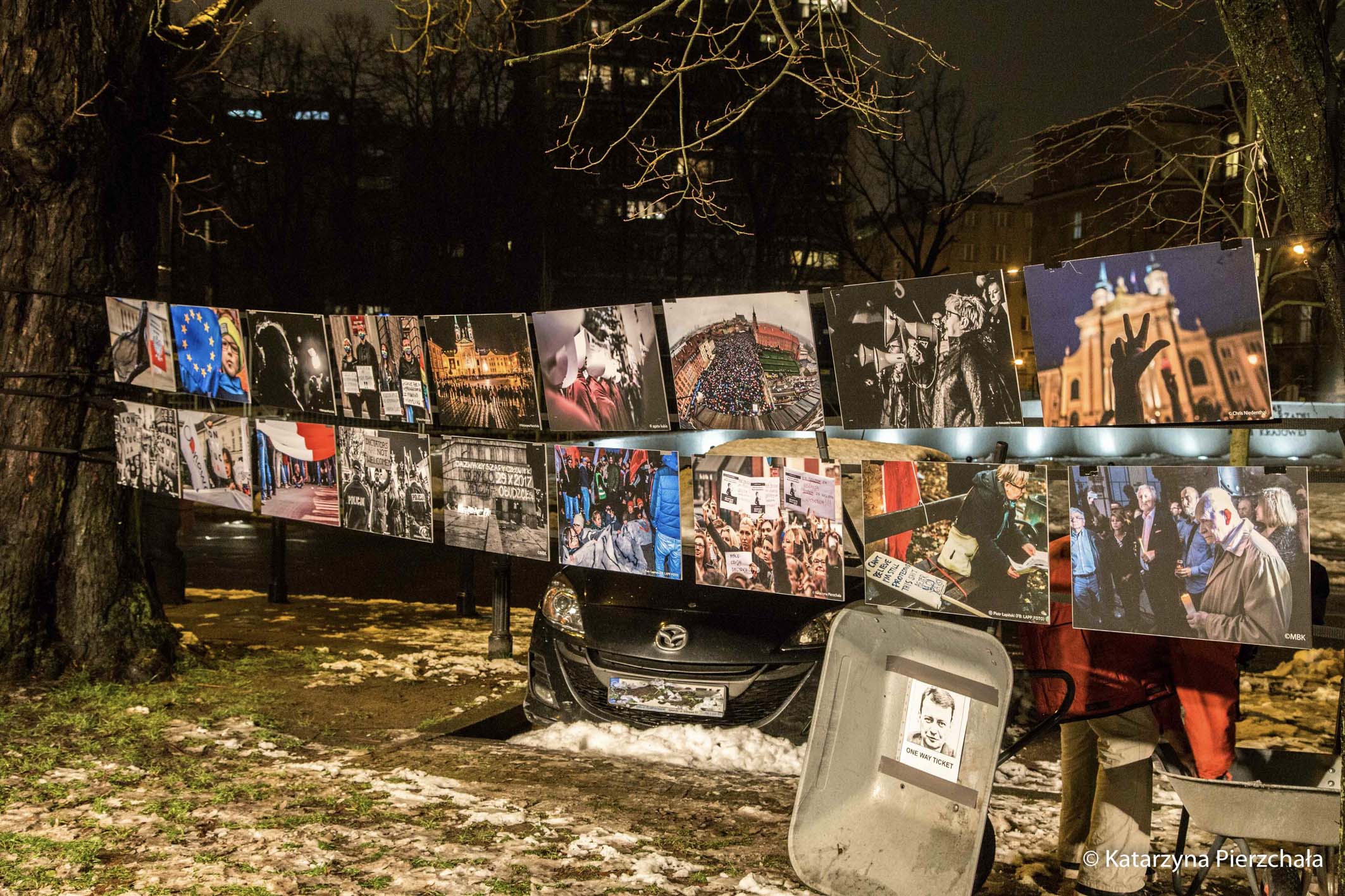 Wystawa fotografii opozycyjnej przed Sejmem