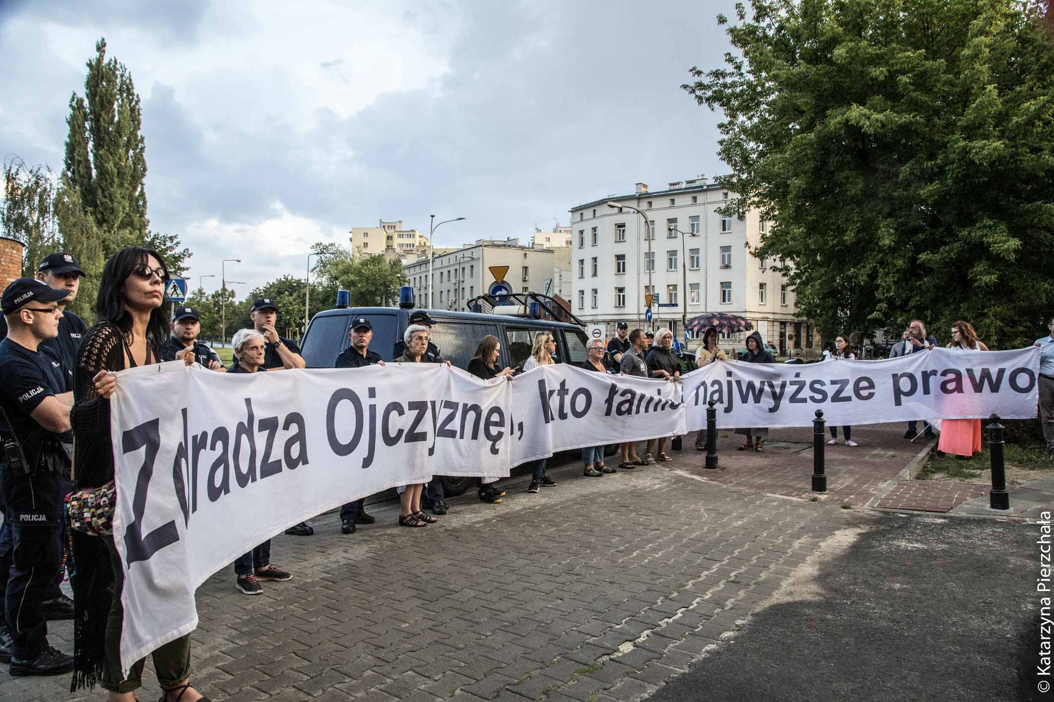 Protest przed siedzibą PiS w obronie wolnych sądów