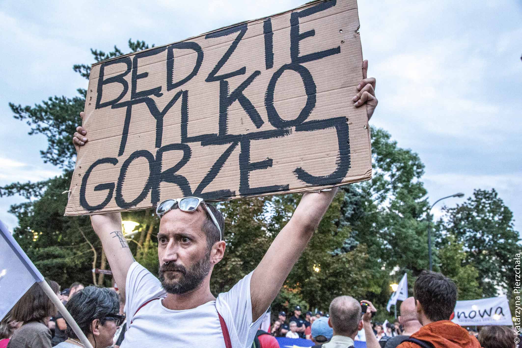 Wieczorny protest przed Sejmem w obronie niezależnych sądów.