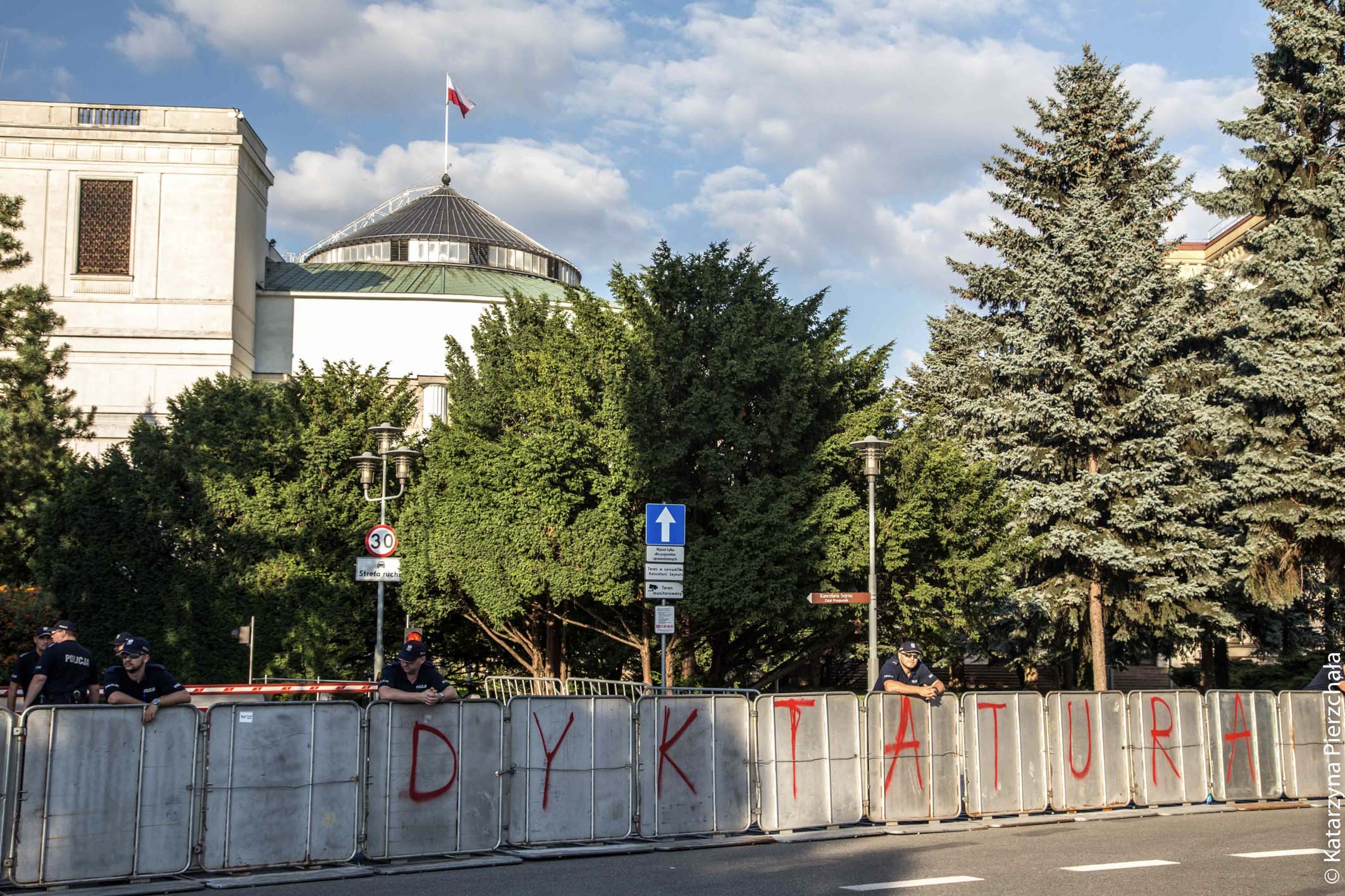 Protest przed Senatem w obronie Sądu Najwyższego