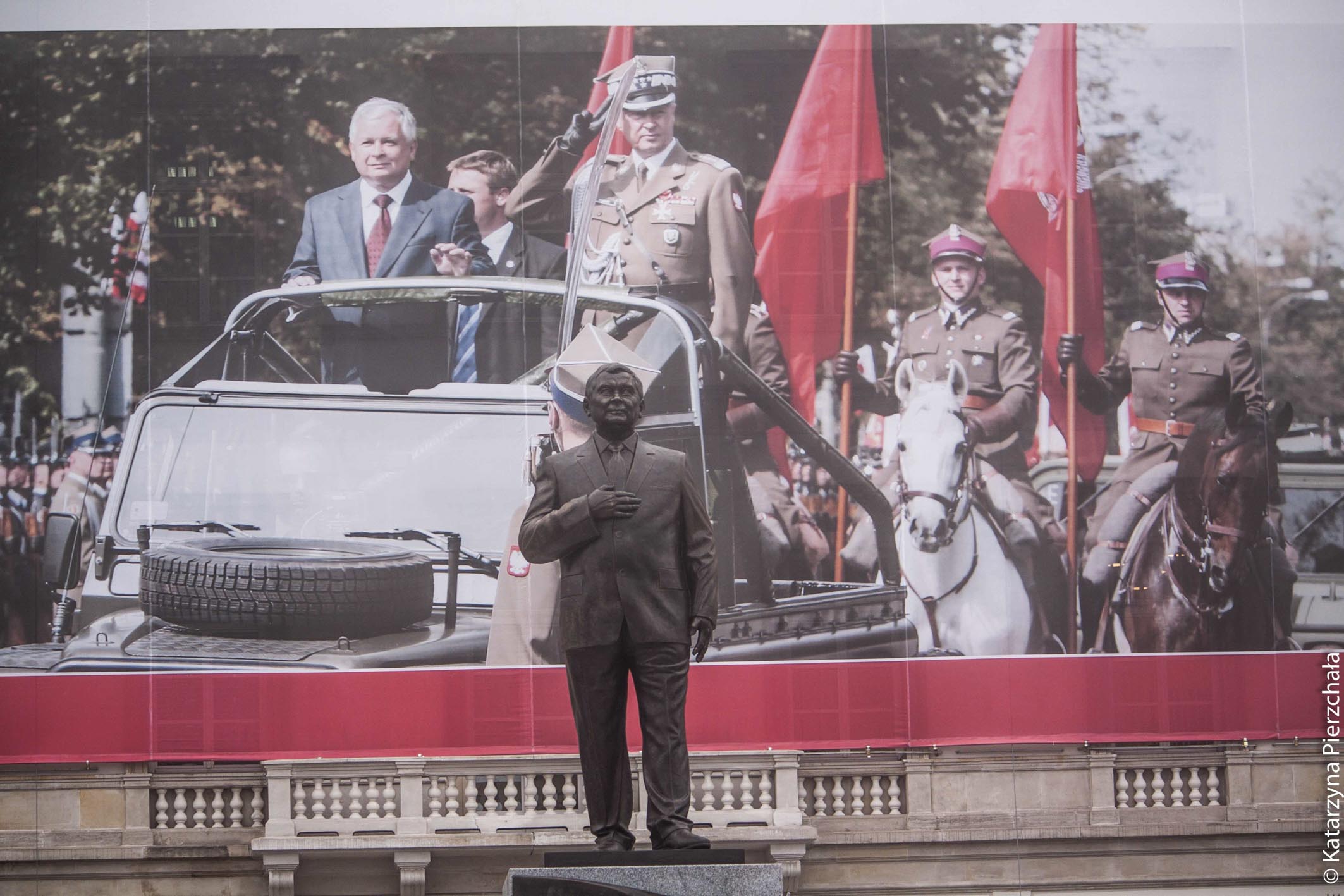 Pomnik człowieka w źle skrojonym garniturze.