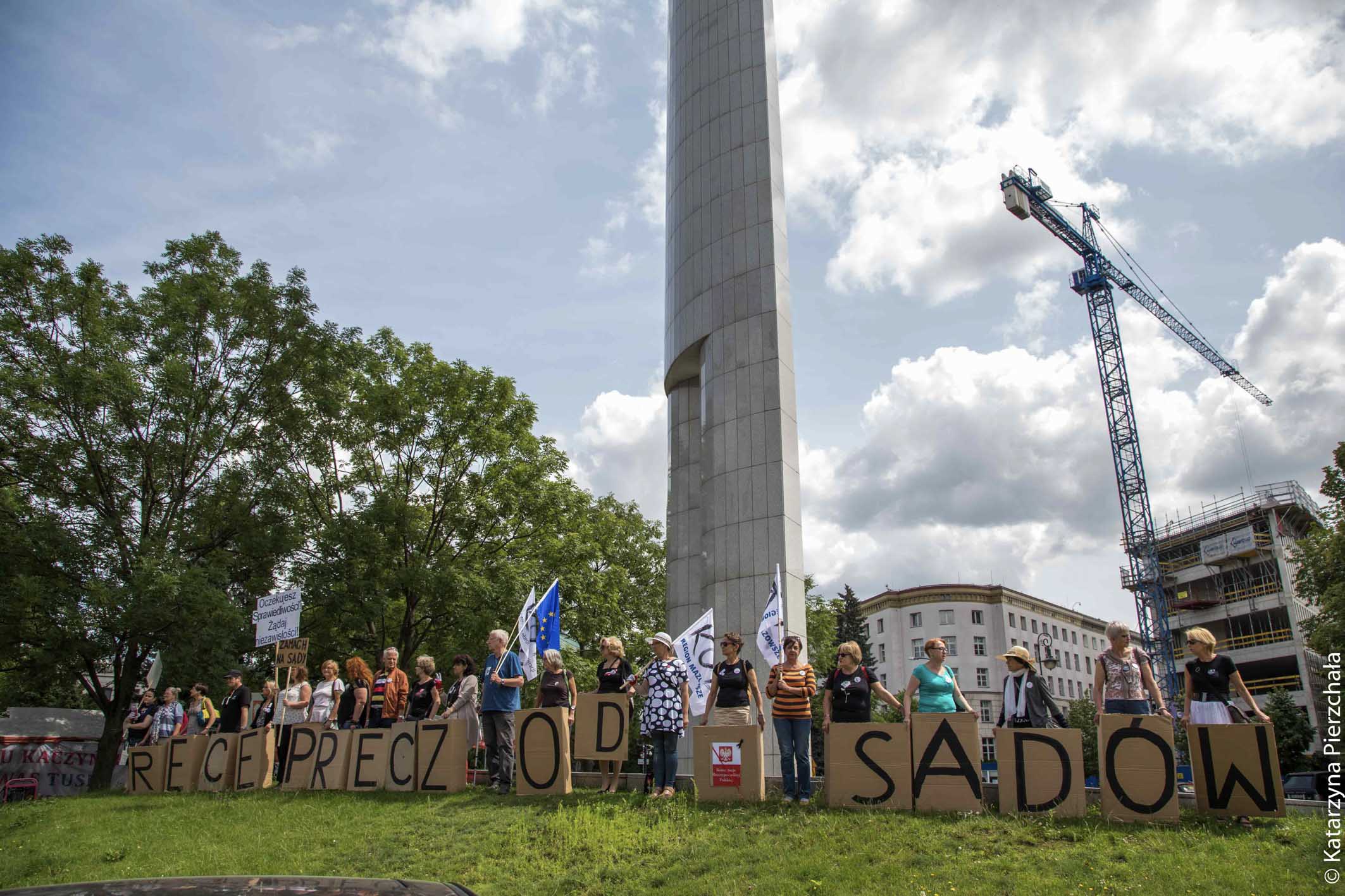 Pikieta przed Sejmem w obronie wolnych sądów