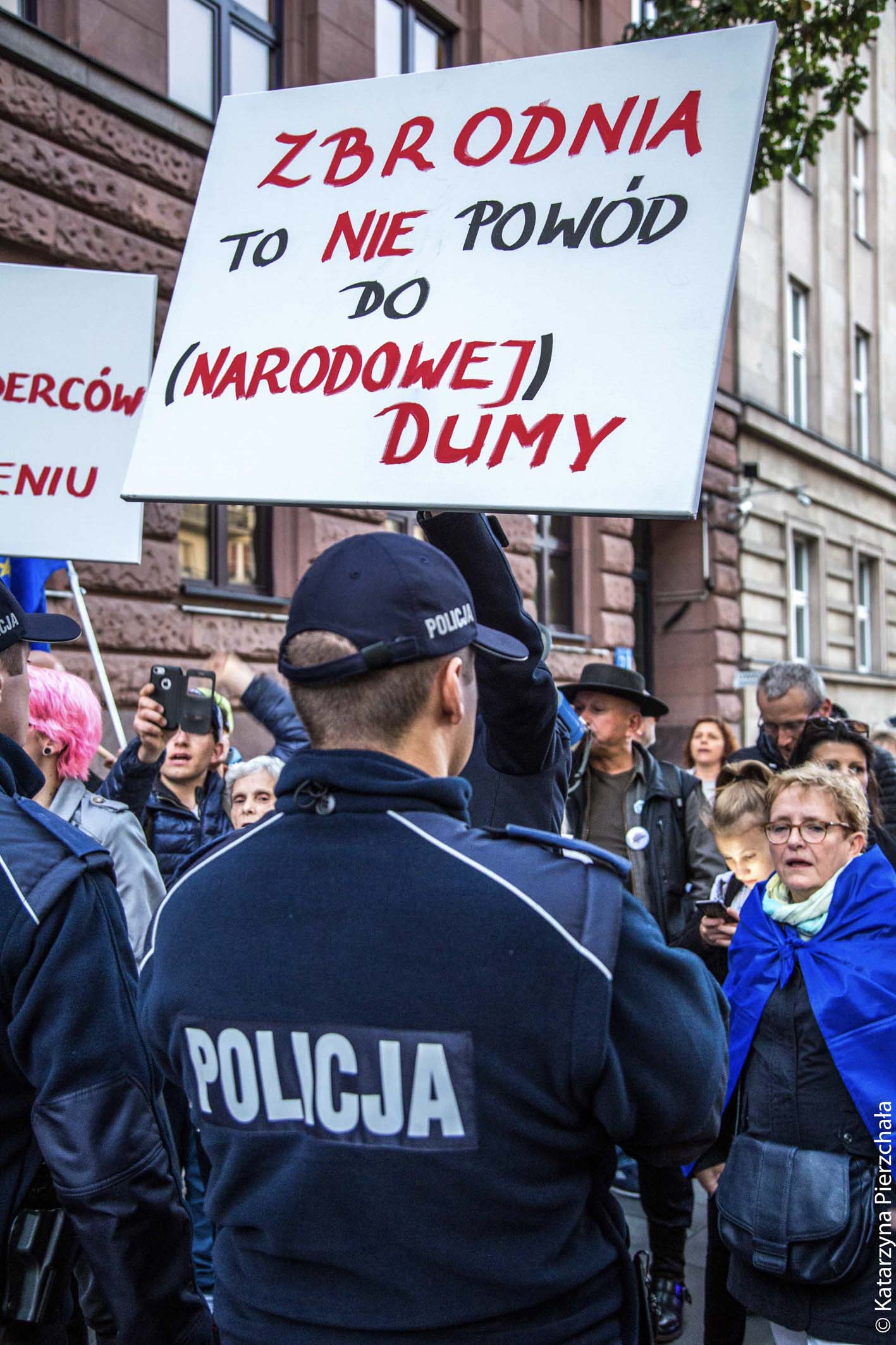 Zbrodnia to nie powód do dumy narodowej.