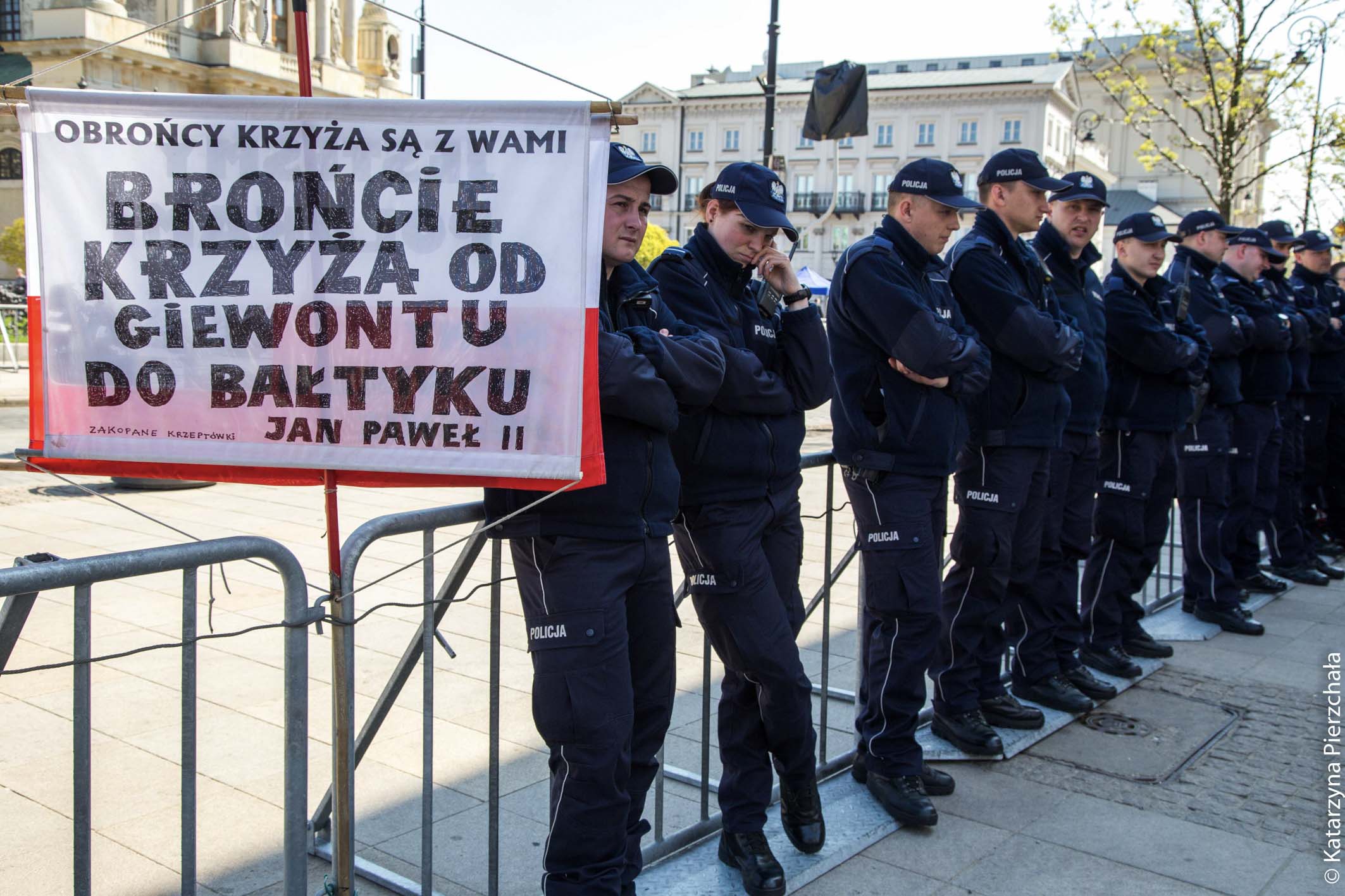 Warszawa na kilka godzin przed obchodami rocznicy katastrofy smoleńskiej