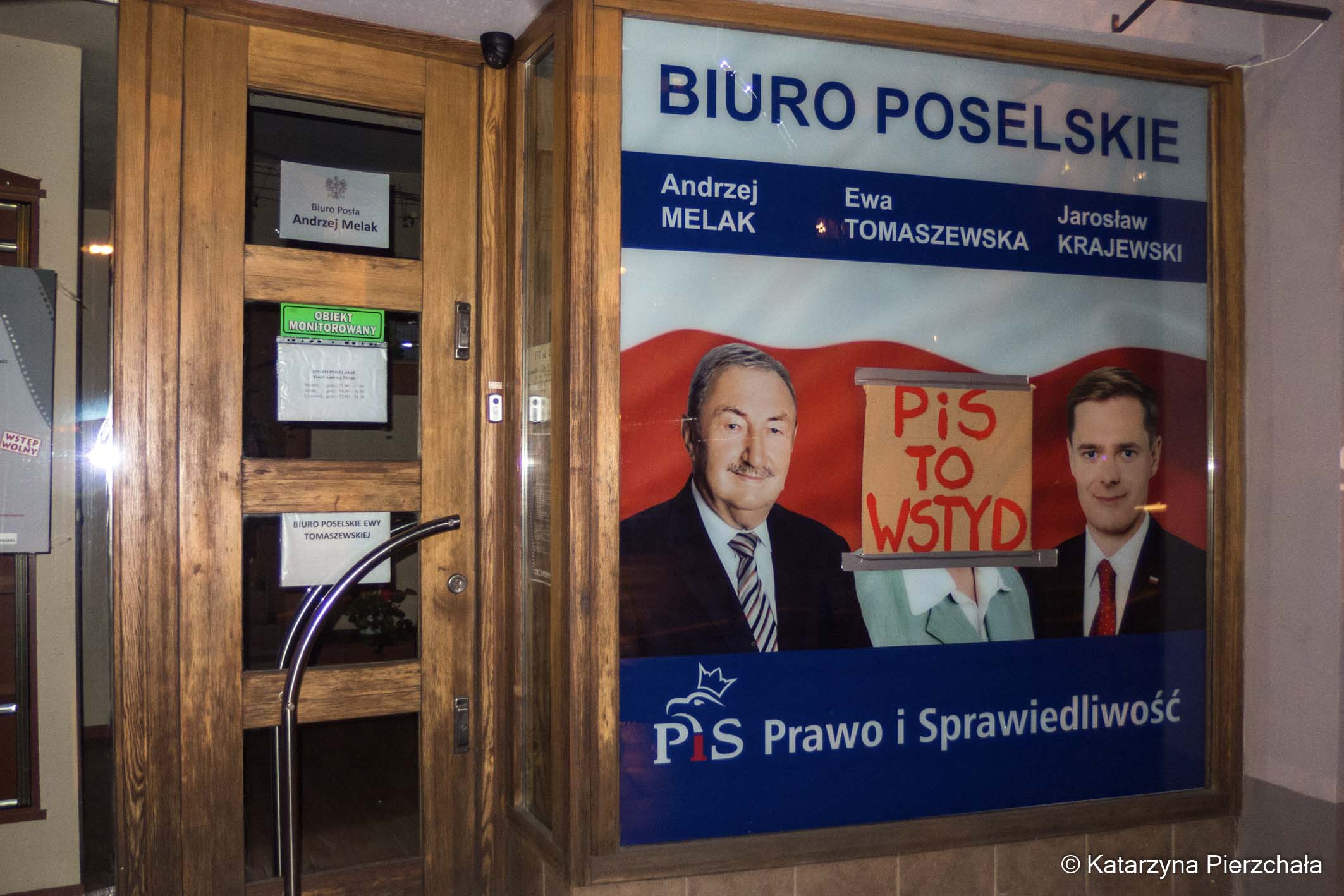 „PiS to wstyd” pojawiło się w nocy na biurach poselskich.