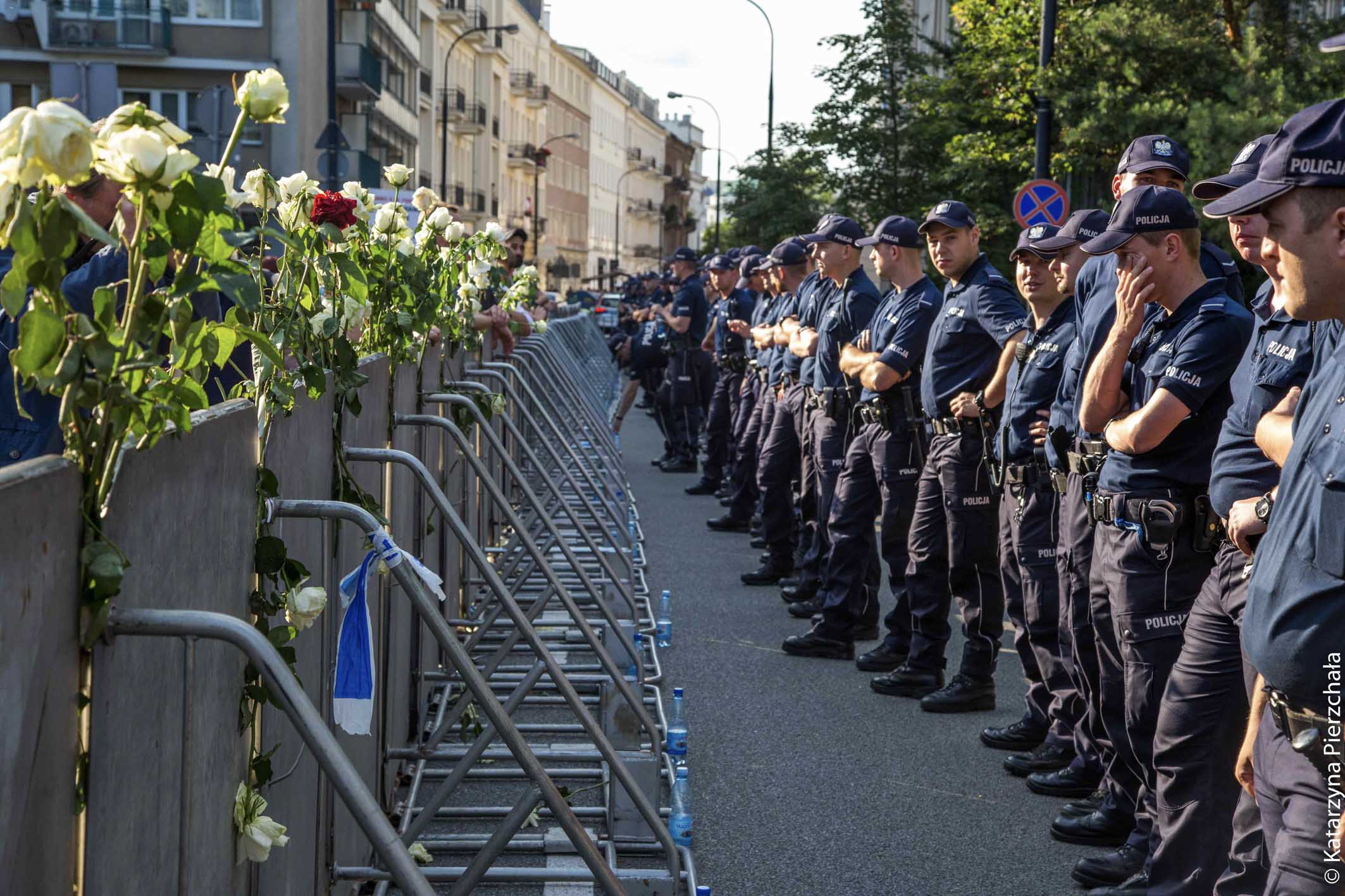 Całodobowy protest przed Sejmem w obronie wolnych sądów.