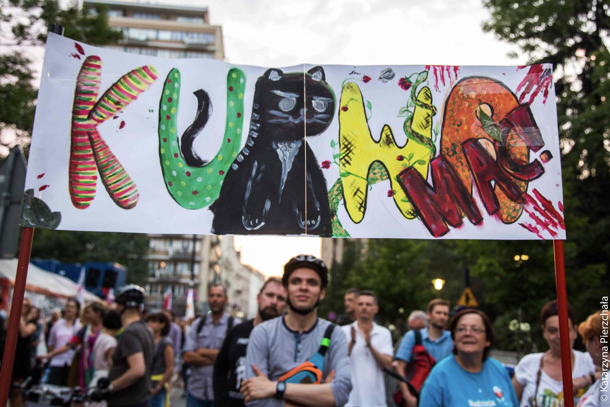 Protest przed Sejmem przeciwko zmianom w sądownictwie i odgradzaniu się barierkami od obywateli.