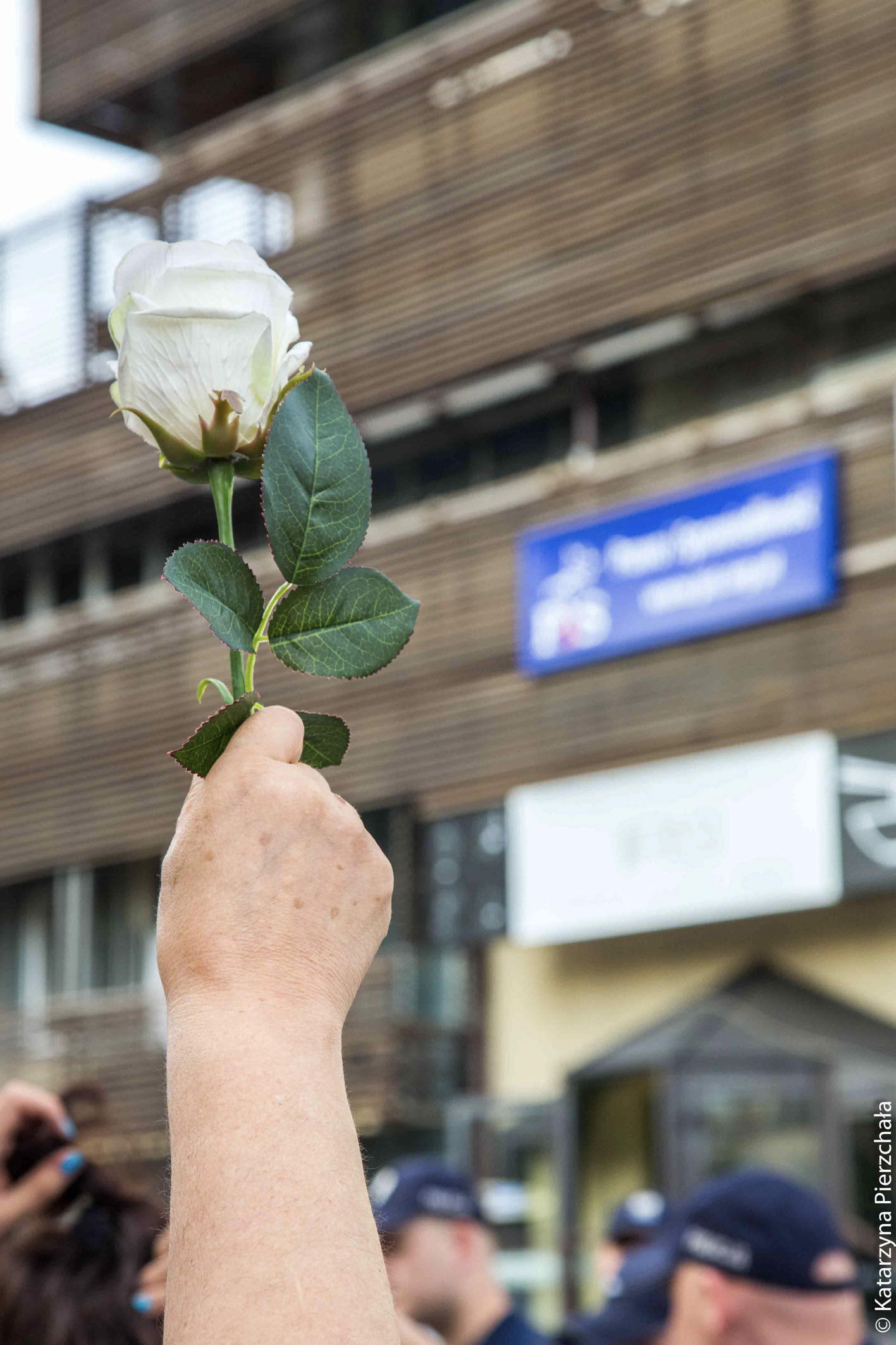 Protest przed siedzibą PiS przeciwko planowanym zmianom w sądownictwie.