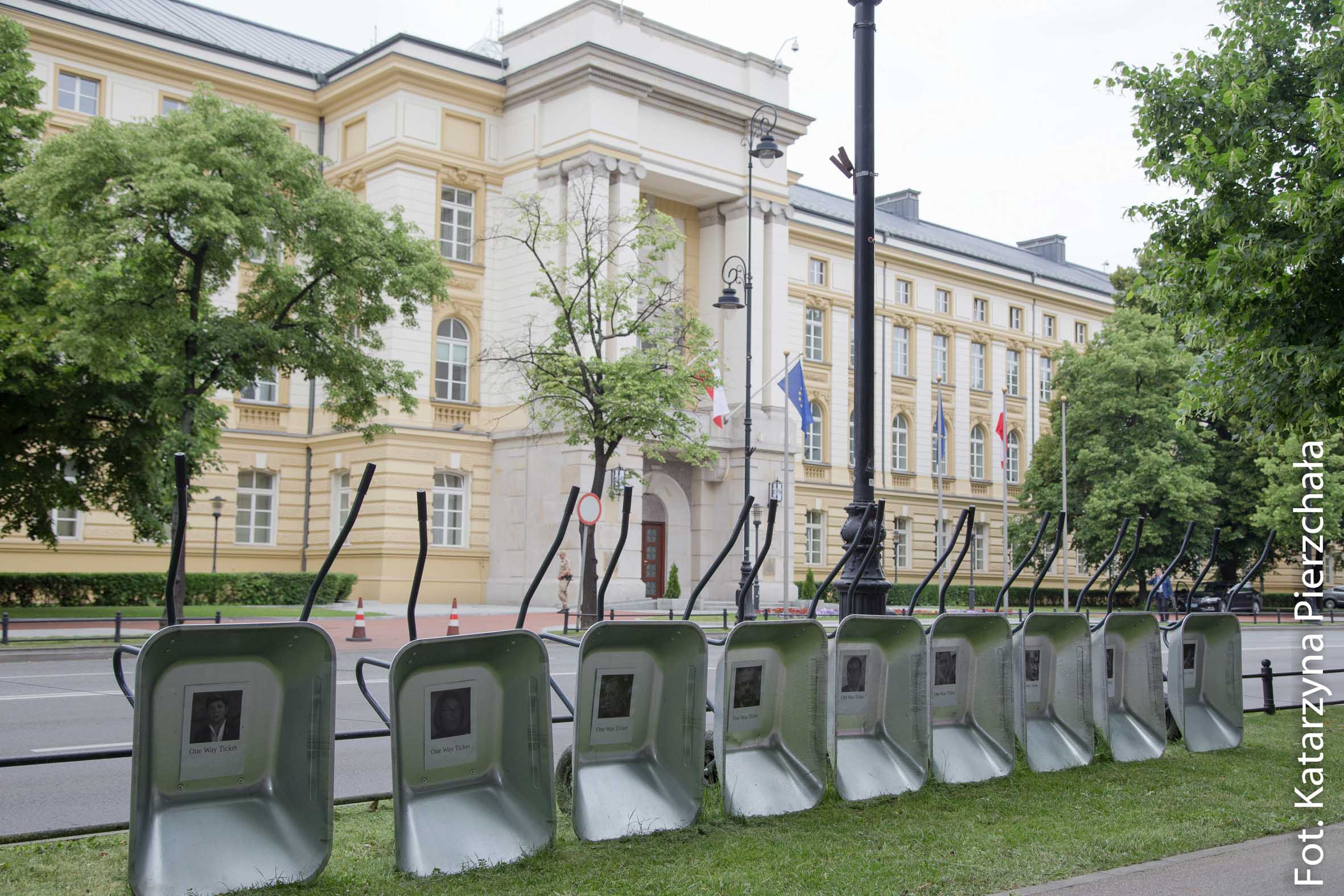 KOD PP i taczki przed KPRM