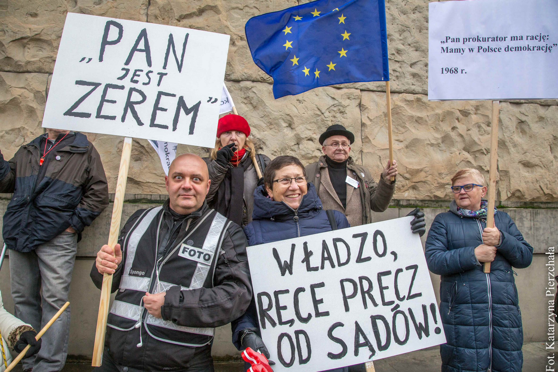 Pikieta przed sądem przeciwko planowanym zmianom w sądownictwie.